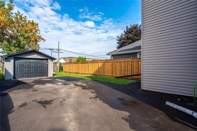 263 Kensington Avenue N, House detached with 5 bedrooms, 2 bathrooms and 5 parking in Hamilton ON | Image 5