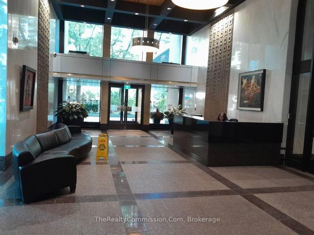 2037 - 33 Harbour Sq, Condo with 2 bedrooms, 2 bathrooms and 1 parking in Toronto ON | Image 14