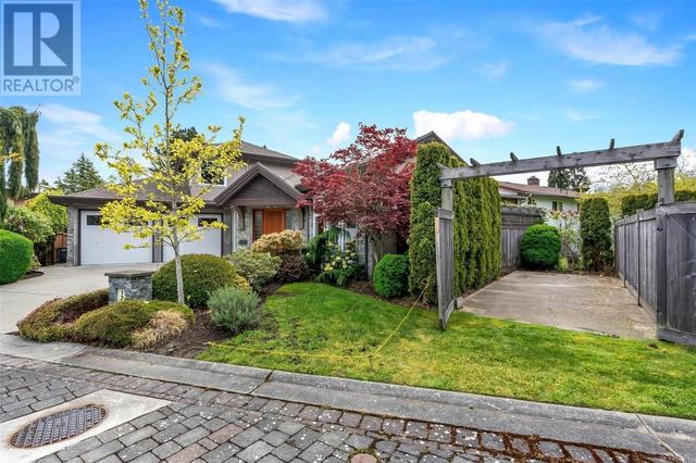 1705 De Sousa Pl, House detached with 4 bedrooms, 4 bathrooms and 2 parking in Saanich BC | Image 47