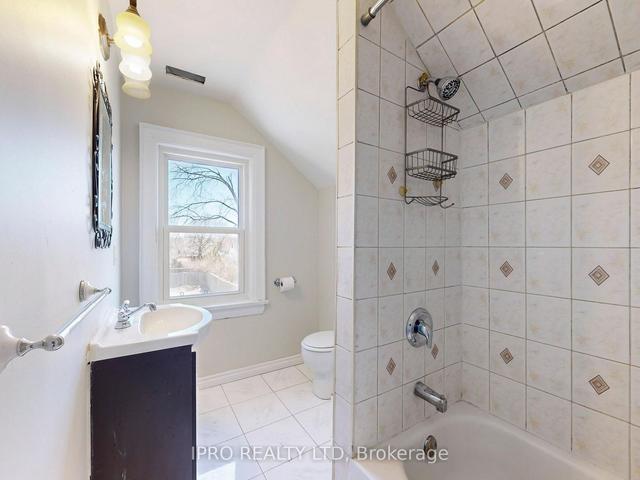 219 Queen St W, House detached with 2 bedrooms, 2 bathrooms and 6 parking in Brampton ON | Image 29