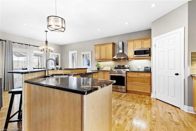 814 Kananaskis Drive, House detached with 5 bedrooms, 3 bathrooms and 4 parking in Kingston ON | Image 3