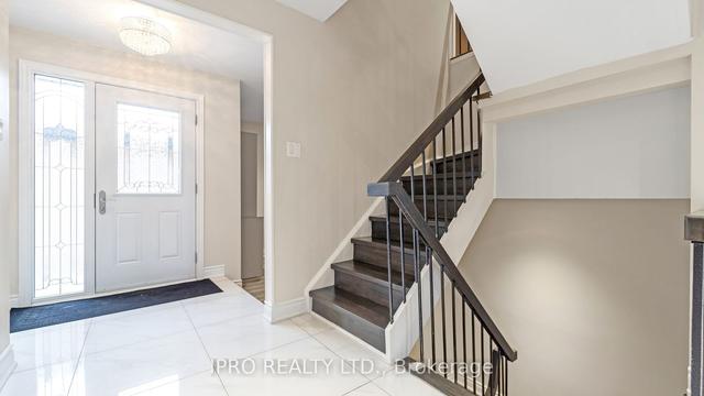 2545 Folkway Dr, House detached with 4 bedrooms, 4 bathrooms and 6 parking in Mississauga ON | Image 2