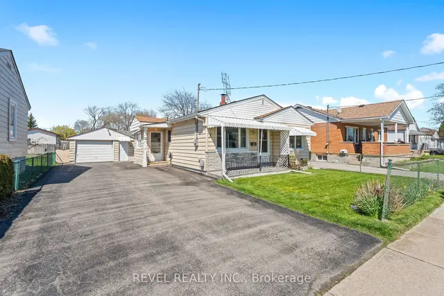11 Parkwood Dr, House detached with 2 bedrooms, 1 bathrooms and 5 parking in St. Catharines ON | Image 1
