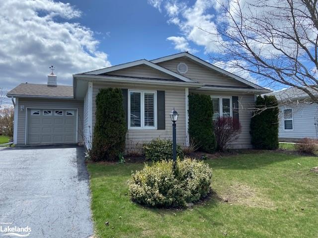 8 Pennsylvania Avenue, House detached with 2 bedrooms, 2 bathrooms and 3 parking in Wasaga Beach ON | Image 1