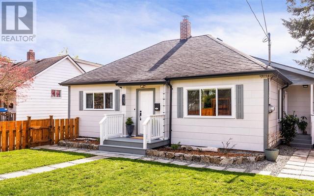 1007 Dunsmuir Rd, House detached with 3 bedrooms, 2 bathrooms and 4 parking in Esquimalt BC | Image 2