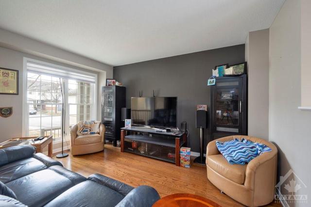 351 Applecross Crescent, Townhouse with 2 bedrooms, 2 bathrooms and 2 parking in Ottawa ON | Image 3