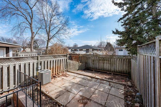 46 Onslow Crt, House attached with 3 bedrooms, 2 bathrooms and 3 parking in Oakville ON | Image 25