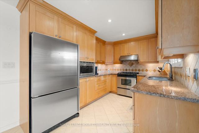 19 Weller Cres, House detached with 2 bedrooms, 2 bathrooms and 7 parking in Vaughan ON | Image 3