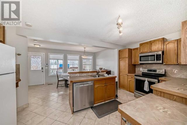 163 Eversyde Circle Sw, House detached with 4 bedrooms, 2 bathrooms and 2 parking in Calgary AB | Image 9