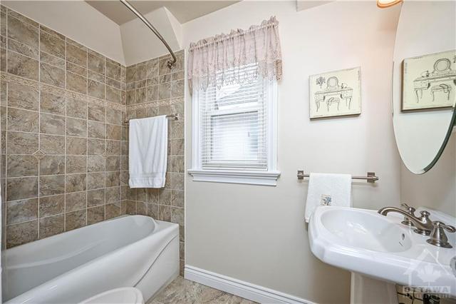 369 Main Street, House detached with 3 bedrooms, 2 bathrooms and 3 parking in Ottawa ON | Image 19