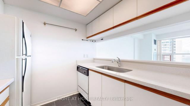 2205 - 99 Harbour Sq, Condo with 0 bedrooms, 1 bathrooms and 1 parking in Toronto ON | Image 2