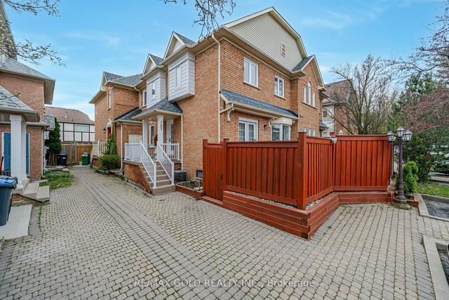 157 Ural Circ, House attached with 3 bedrooms, 2 bathrooms and 3 parking in Brampton ON | Image 1