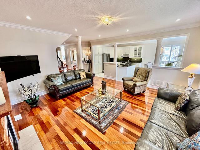 2139 Helmsley Ave, House detached with 4 bedrooms, 4 bathrooms and 4 parking in Oakville ON | Image 5