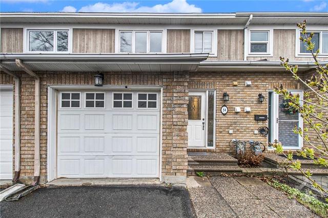 54 Hummingbird Crescent, Townhouse with 3 bedrooms, 3 bathrooms and 2 parking in Ottawa ON | Image 2