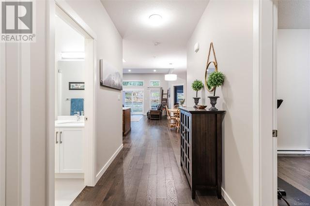Extra wide entry hall | Image 21