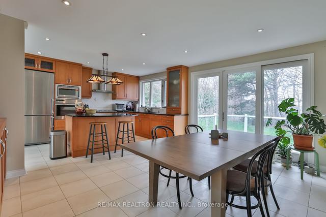 20 Restwell Cres N, House detached with 4 bedrooms, 2 bathrooms and 10 parking in Toronto ON | Image 2