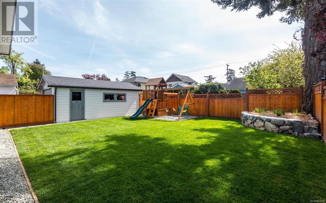 1007 Dunsmuir Rd, House detached with 3 bedrooms, 2 bathrooms and 4 parking in Esquimalt BC | Image 25