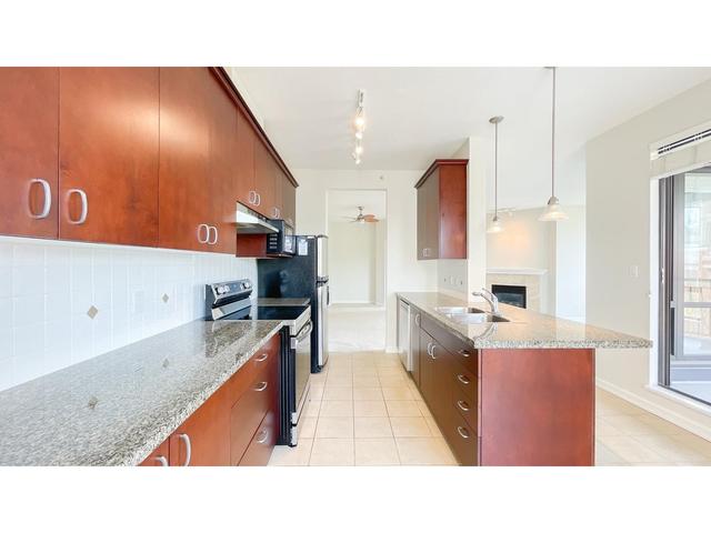 405 - 1551 Foster Street, Condo with 2 bedrooms, 2 bathrooms and 2 parking in White Rock BC | Image 7