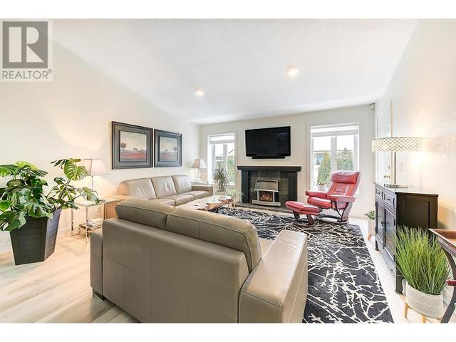 102 - 1885 Parkview Crescent, House attached with 4 bedrooms, 3 bathrooms and 4 parking in Kelowna BC | Image 8