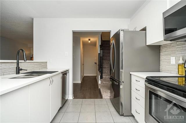 105 Helenium Lane, Townhouse with 2 bedrooms, 2 bathrooms and 3 parking in Ottawa ON | Image 5