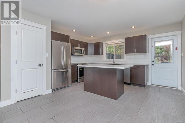 481 Nottingham Dr, House detached with 6 bedrooms, 3 bathrooms and 4 parking in Nanaimo BC | Image 4