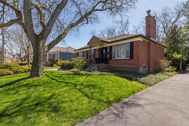 584 Lorne St, House detached with 3 bedrooms, 2 bathrooms and 5 parking in Burlington ON | Image 1