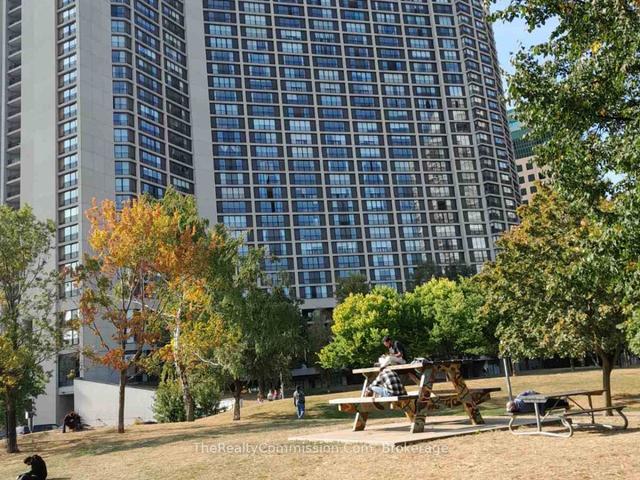 2037 - 33 Harbour Sq, Condo with 2 bedrooms, 2 bathrooms and 1 parking in Toronto ON | Image 21