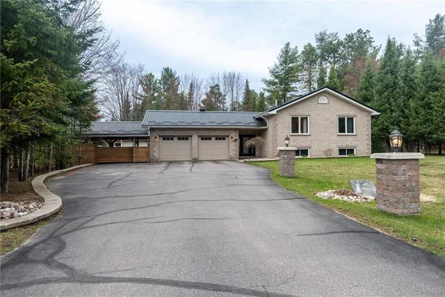 27 Cardinal Crescent, House detached with 4 bedrooms, 2 bathrooms and 10 parking in Petawawa ON | Image 3