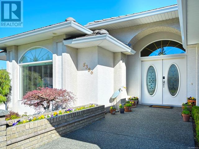 5386 Georgiaview Cres, House detached with 4 bedrooms, 4 bathrooms and 4 parking in Nanaimo BC | Image 3