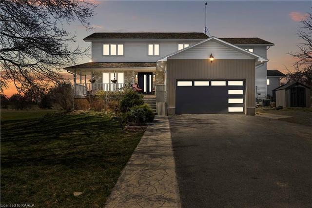 3900 Round Lake Road, House detached with 5 bedrooms, 2 bathrooms and 12 parking in South Frontenac ON | Image 1