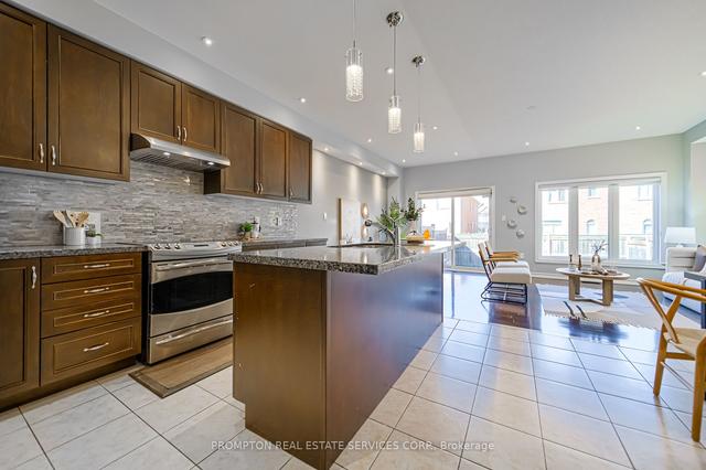 26 Memon Pl, House semidetached with 4 bedrooms, 3 bathrooms and 3 parking in Markham ON | Image 3