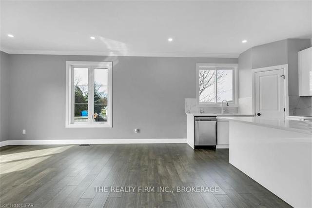 22909 Highbury Ave, House detached with 2 bedrooms, 1 bathrooms and 7 parking in Middlesex Centre ON | Image 2