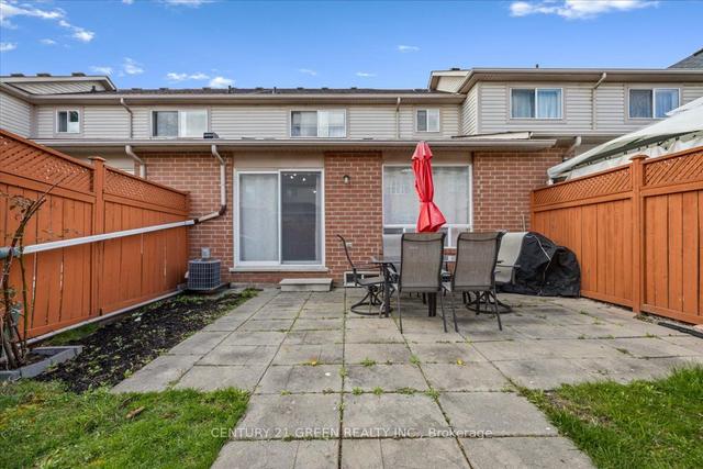 1646 Beard Dr, House attached with 3 bedrooms, 2 bathrooms and 2 parking in Milton ON | Image 33