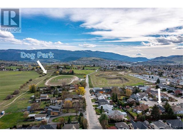 4416 9 Street, House detached with 5 bedrooms, 2 bathrooms and 2 parking in Vernon BC | Image 4