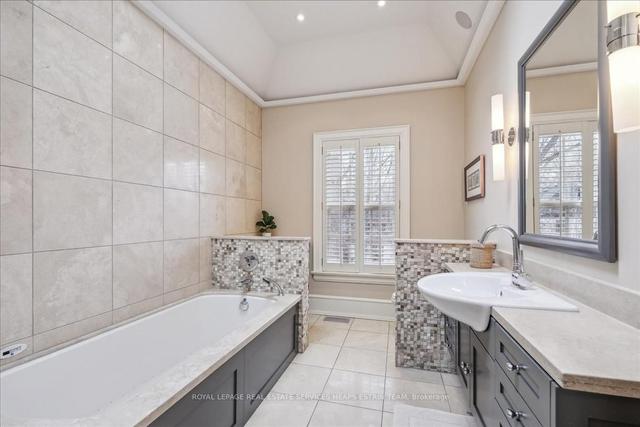 27 St Andrews Gdns, House detached with 5 bedrooms, 6 bathrooms and 5 parking in Toronto ON | Image 6