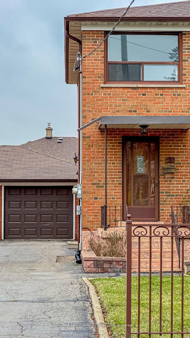 55 Marlington Cres, House semidetached with 3 bedrooms, 2 bathrooms and 5 parking in Toronto ON | Image 12