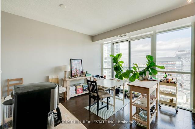 2607 - 126 Simcoe St, Condo with 2 bedrooms, 1 bathrooms and 0 parking in Toronto ON | Image 4