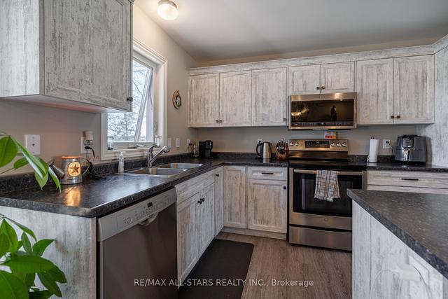 16 Kenver St, House detached with 3 bedrooms, 3 bathrooms and 6 parking in Kawartha Lakes ON | Image 4
