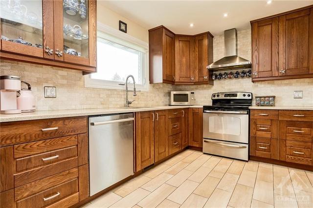 55 Assiniboine Drive, House detached with 3 bedrooms, 3 bathrooms and 1 parking in Ottawa ON | Image 12