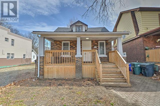 3623 Queen, House detached with 3 bedrooms, 2 bathrooms and null parking in Windsor ON | Image 1