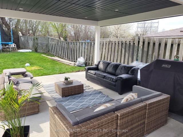 34 Helmsdale Cres, House semidetached with 4 bedrooms, 3 bathrooms and 4 parking in Toronto ON | Image 9