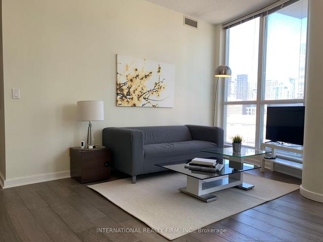 1501 - 218 Queens Quay W, Condo with 2 bedrooms, 2 bathrooms and 1 parking in Toronto ON | Image 9