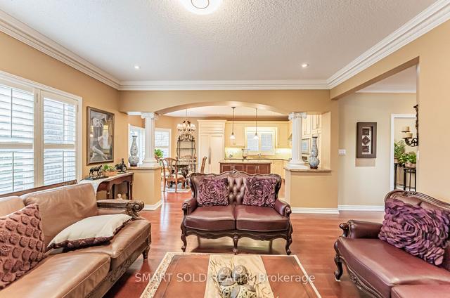31 Ridgestone Dr, House detached with 4 bedrooms, 5 bathrooms and 4 parking in Richmond Hill ON | Image 3
