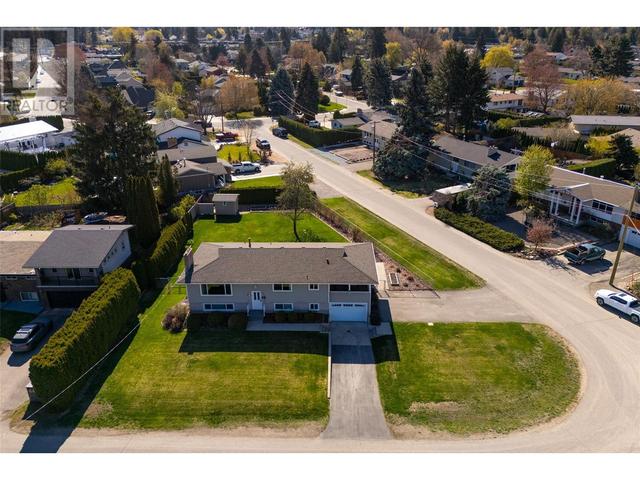 4447 Pinegrove Road, House detached with 5 bedrooms, 2 bathrooms and 4 parking in Kelowna BC | Image 2