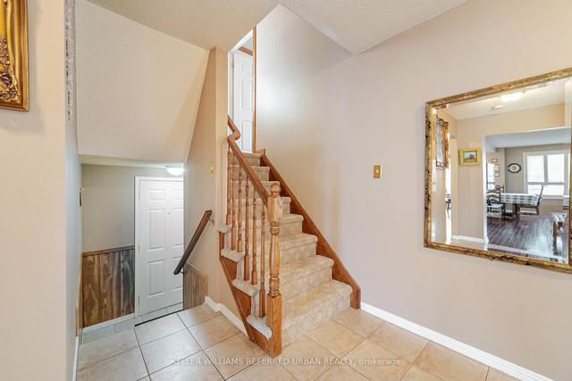 7 Russet Crt, House detached with 4 bedrooms, 2 bathrooms and 3 parking in Hamilton ON | Image 4