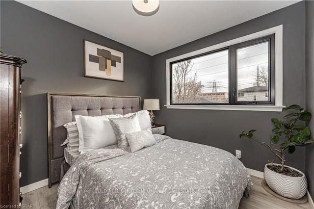 65 Cedar St, House detached with 3 bedrooms, 2 bathrooms and 3 parking in Guelph ON | Image 5