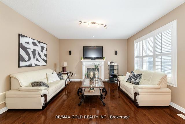 36 Quatro Cres, House detached with 4 bedrooms, 5 bathrooms and 6 parking in Brampton ON | Image 7