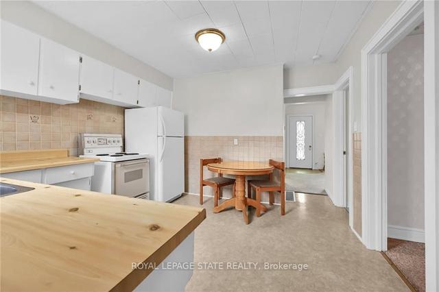 18 Reid Ave S, House detached with 2 bedrooms, 2 bathrooms and 3 parking in Hamilton ON | Image 2