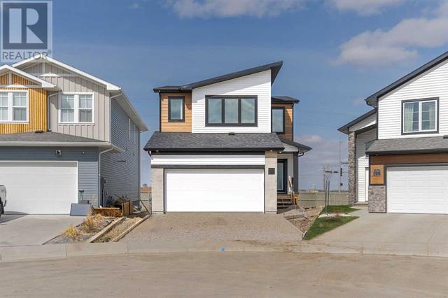 4561 25 Avenue S, House detached with 3 bedrooms, 2 bathrooms and 4 parking in Lethbridge AB | Image 2