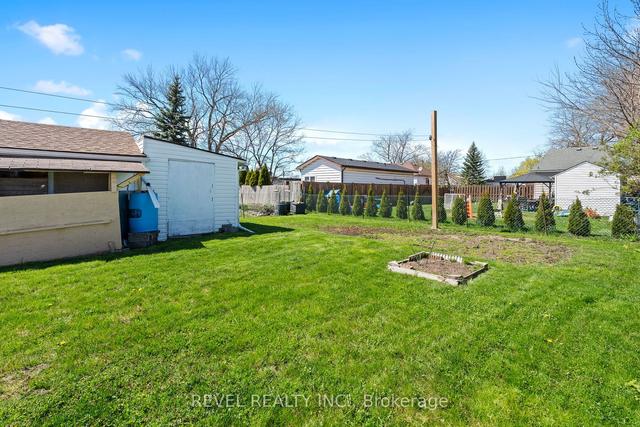 11 Parkwood Dr, House detached with 2 bedrooms, 1 bathrooms and 5 parking in St. Catharines ON | Image 5